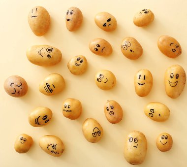 - Sanat. Sarı arka planda komik bir patates