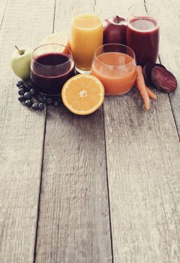 Masada çok meyveli meyve suyu var.