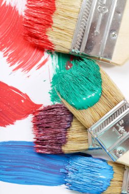 Masadaki boya fırçaları.