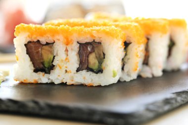 Yiyecekler. Masada lezzetli suşi var.