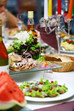 Masada taze ve lezzetli yemekler var.