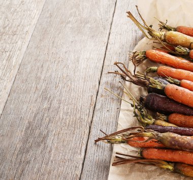 Yiyecek, sebze. Masada pişmiş havuç.