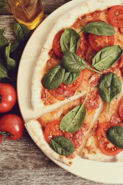 Yiyecekler. Masada pizza var.