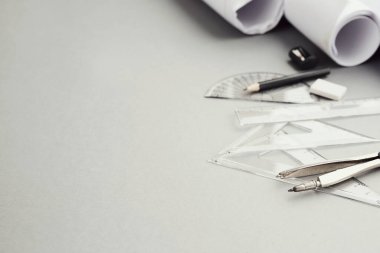 Ofis. Masadaki kırtasiye malzemesi