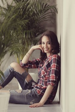 Duvarda oturan tatlı bir kadın.