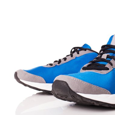 Beyaz arka planda bir çift mavi spor ayakkabısının resmi