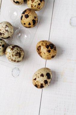 Bıldırcın yumurtaları masada.