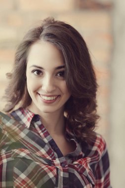 Gün boyunca evde hoş bir kadın var.