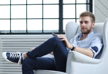 Koltuktaki yakışıklı adam.