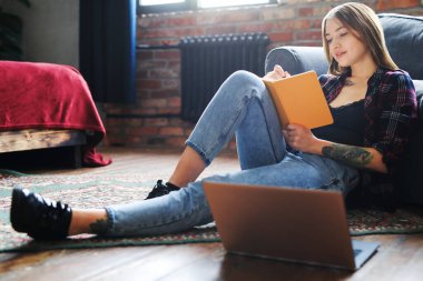 Çalışma ve eğitim. Dizüstü bilgisayar ile kız ev ödevi yok