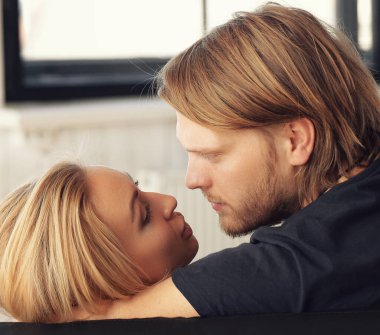 Aşk, ilişki. Evdeki güzel çift