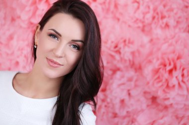 Pembe arka planda tatlı bir kız.