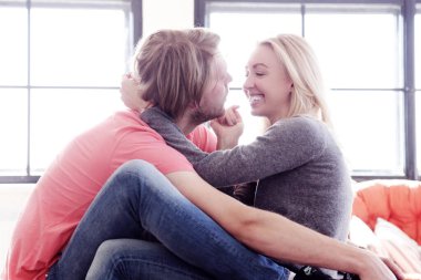 Aşk, ilişki. Evdeki güzel çift