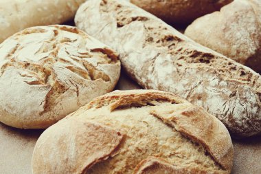 Masada nefis bir ekmek var.