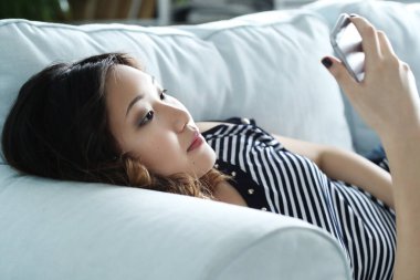 Evde kıvırcık saçlı bir kadın.