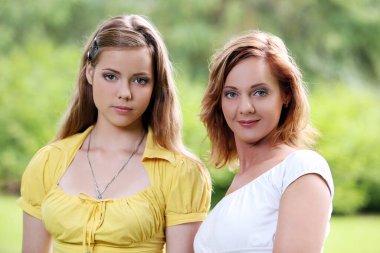 güneşli bir günde parkta takılıyorum iki kız arkadaşım