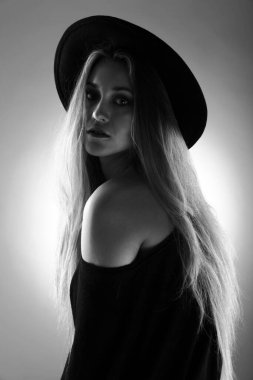 genç ve güzel sarışın siyah şapka onun vardı