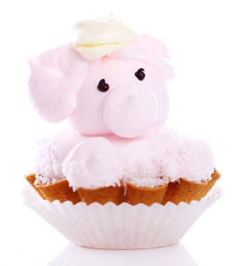 Beyaz üzerine izole edilmiş domuz şeklinde taze ve lezzetli bir pasta.