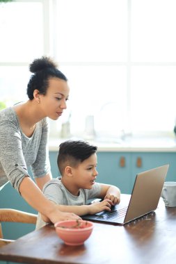 Evde oğlu olan sevgi dolu bir anne.