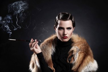 Sigara vintage görüntüsü olan güzel bir kadınla