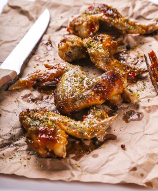 Yiyecekler. Masada nefis tavuk kanatları