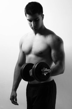 dumbbell ile genç ve kaslı adam portresi