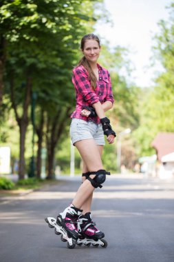 Ögrencilerimizden giyiyor iken güzel kız parkta poz