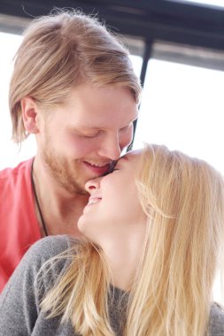 Aşk, ilişki. Evdeki güzel çift