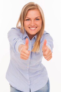 Beyaz arka planda gülümseyen genç sarışın beyaz kadın.