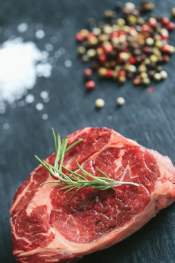 Yemek pişirme, et hazırlama. Masada çiğ biftek var.