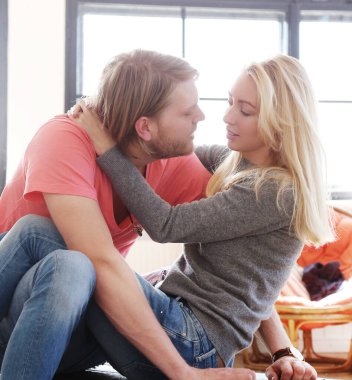 Aşk, ilişki. Evdeki güzel çift