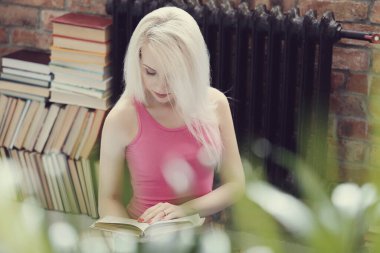 Okuma, eğitim. Kitaplı güzel kadın.