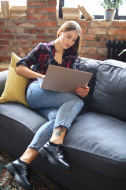 Çalışma ve eğitim. Dizüstü bilgisayar ile kız ev ödevi yok