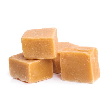 Beyaz arkaplanda tatlı karamel şekerler