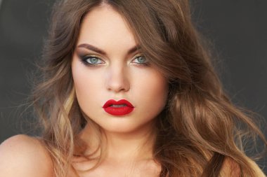 Sarışın ve kırmızı rujlu güzel bir kadın.