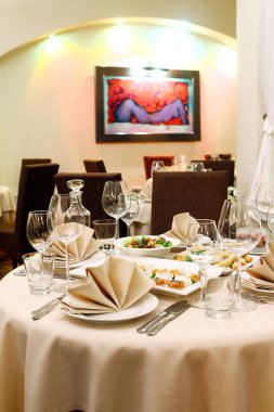 Restoran servisi ve atıştırmalıklarla dolu bir ziyafet masası.