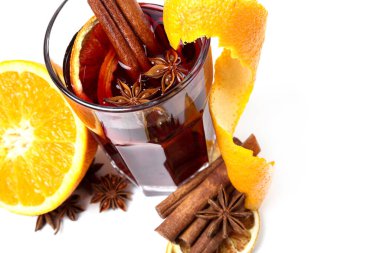 Portakallı tarçın ve sıcak şarap.