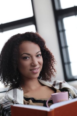 Yaşam tarzı. Evdeki güzel kadın.