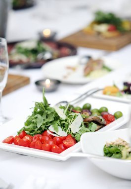 Ziyafette farklı sebzelerle lezzetli bir salata.