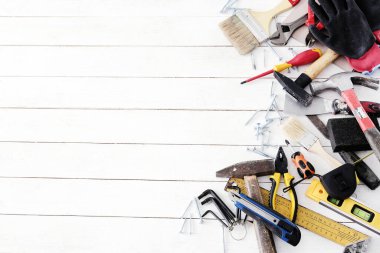 Masanın üzerinde çeşitli DIY araçları