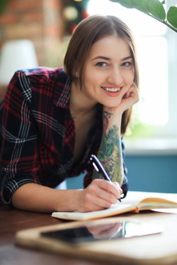 Yaşam tarzı ve eğlence. Kadın gün için planlar yapıyor