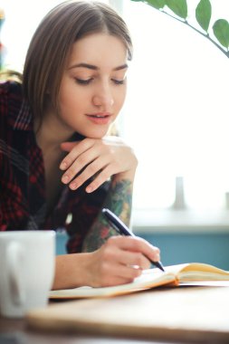 Yaşam tarzı ve eğlence. Kadın gün için planlar yapıyor