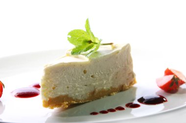 Naneli ve böğürtlenli taze peynirli kek.