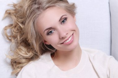 Sandalyede oturan güzel sarışın.