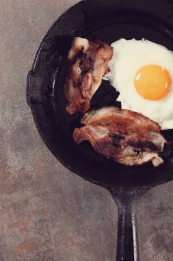 Kahvaltıda. Jambonlu sahanda yumurta.