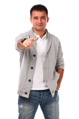 Beyaz arka planda izole edilmiş genç yakışıklı adamın stüdyo portresi.