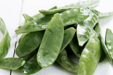 Sebze. Masadaki yeşil bezelyeler