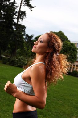 güzel middleaged Kafkas kadın parkta çalışma dışarı