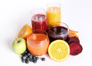 Masada çok meyveli meyve suyu var.