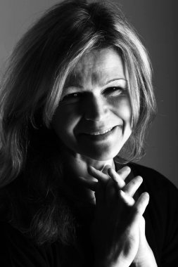 Stüdyoda poz veren orta yaşlı güzel kadın.